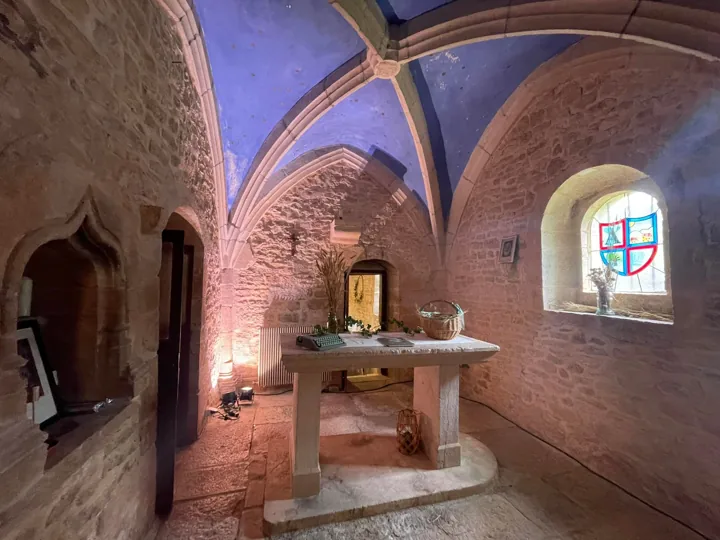 Pierres anciennes, chapelle et détails du patrimoine