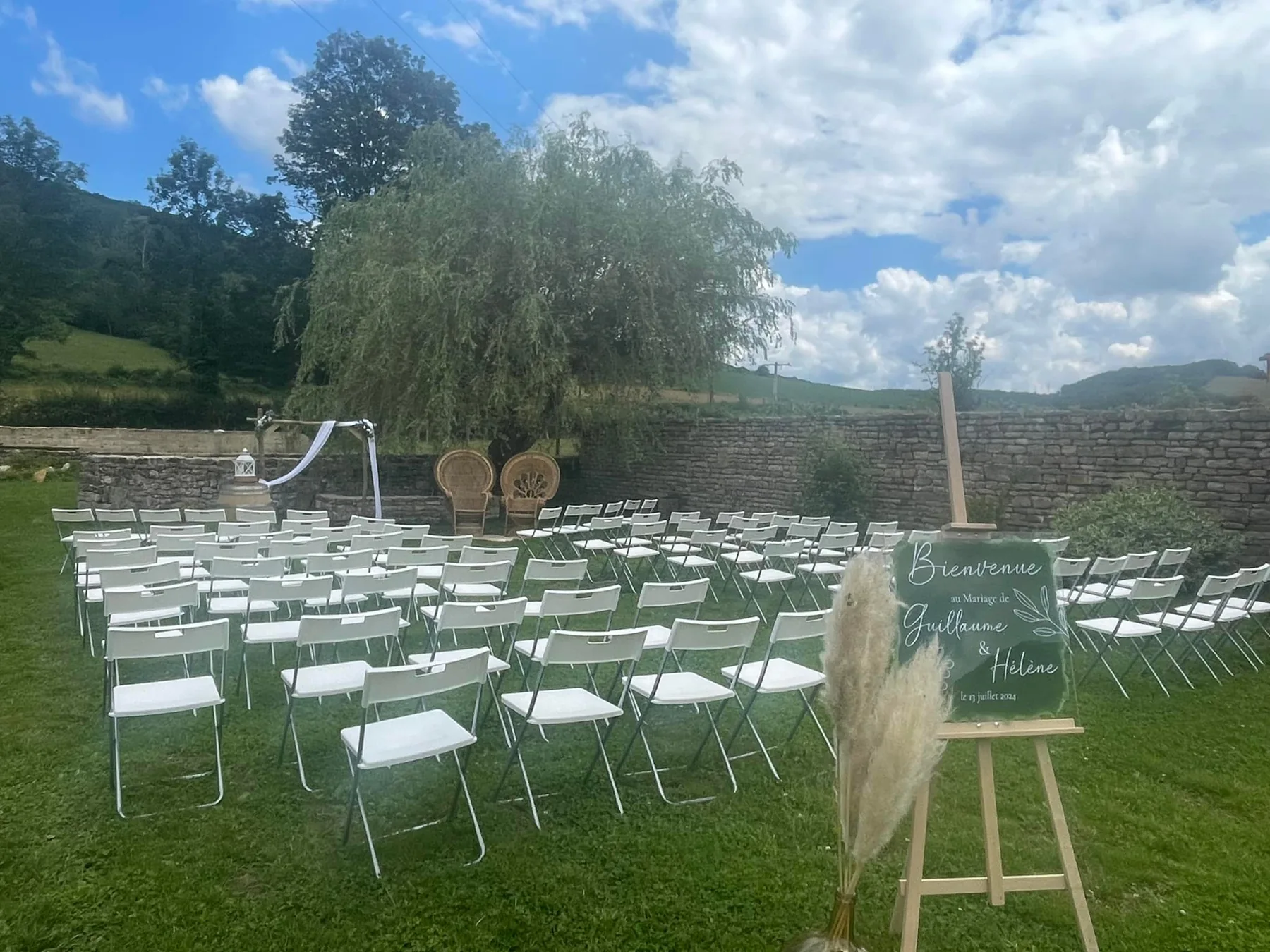 Les extérieurs du domaine préparés pour une cérémonie