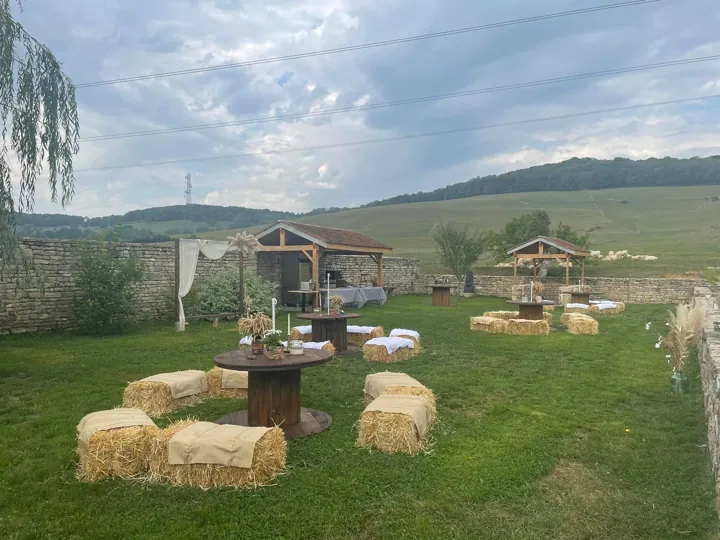 Les extérieurs du domaine préparés pour une cérémonie