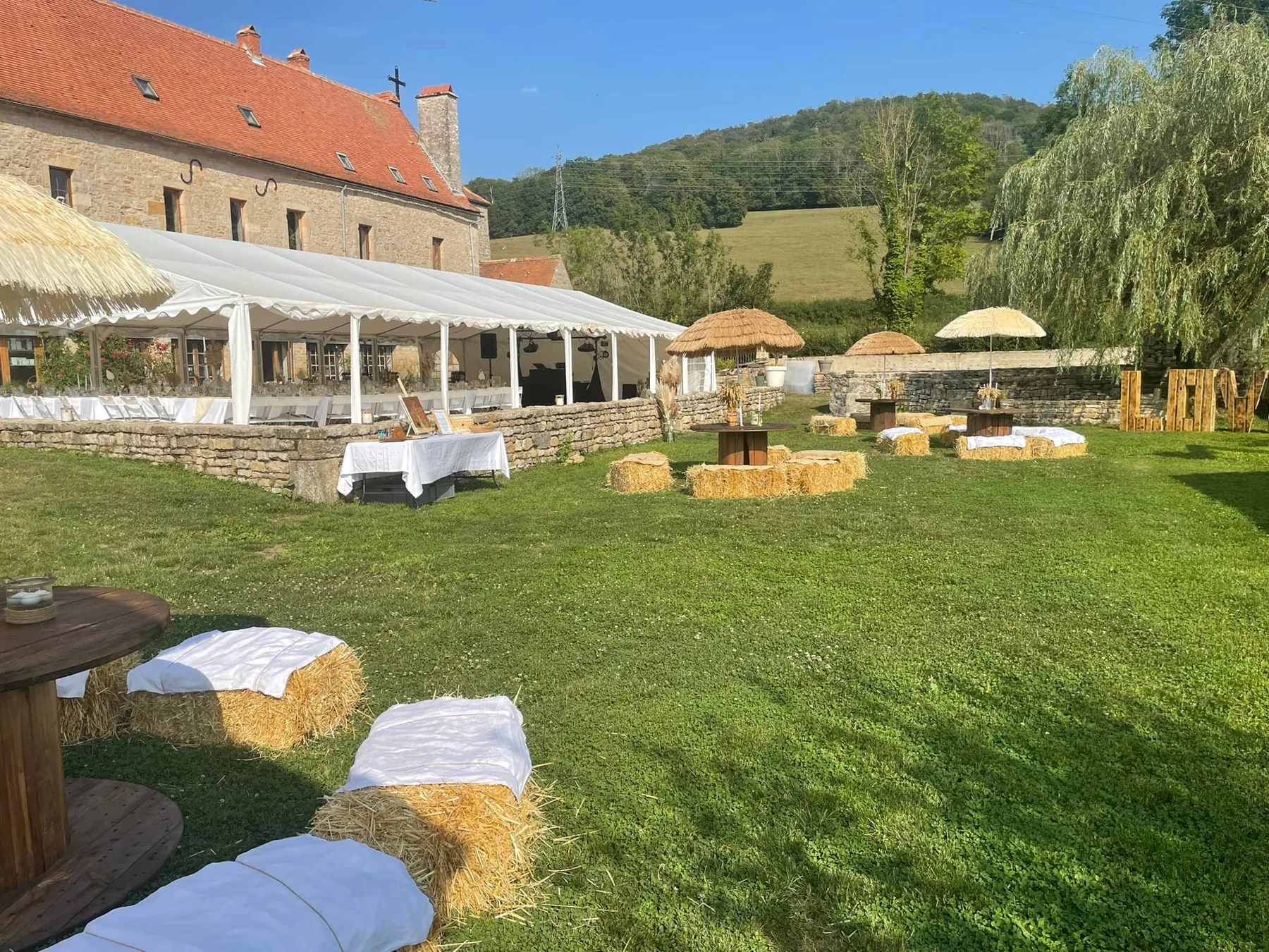 Les extérieurs du domaine préparés pour une cérémonie
