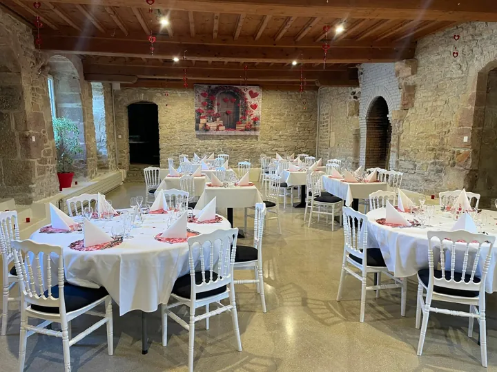 Les espaces intérieurs du domaine aménagés pour une réception