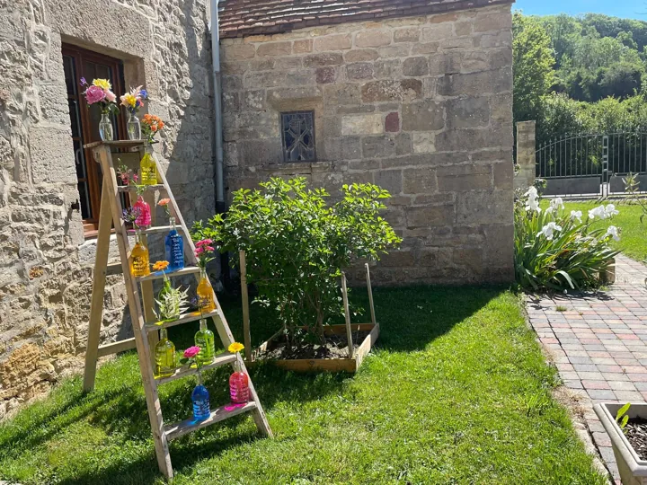 Les extérieurs du domaine préparés pour une cérémonie