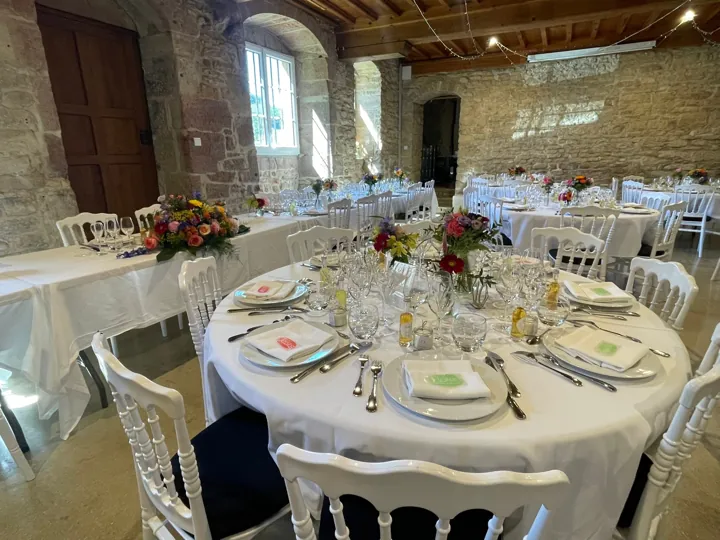 Une table, une décoration et les détails d’une réception au domaine