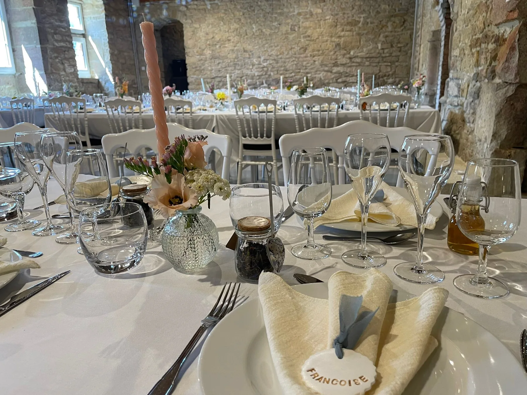 Une table, une décoration et les détails d’une réception au domaine