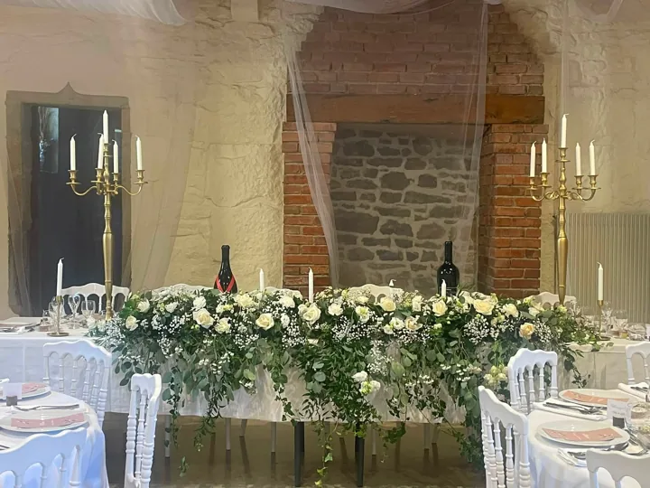 Une table, une décoration et les détails d’une réception au domaine