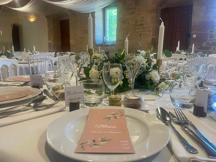 Une table, une décoration et les détails d’une réception au domaine