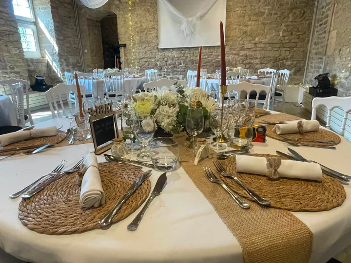 Une table, une décoration et les détails d’une réception au domaine