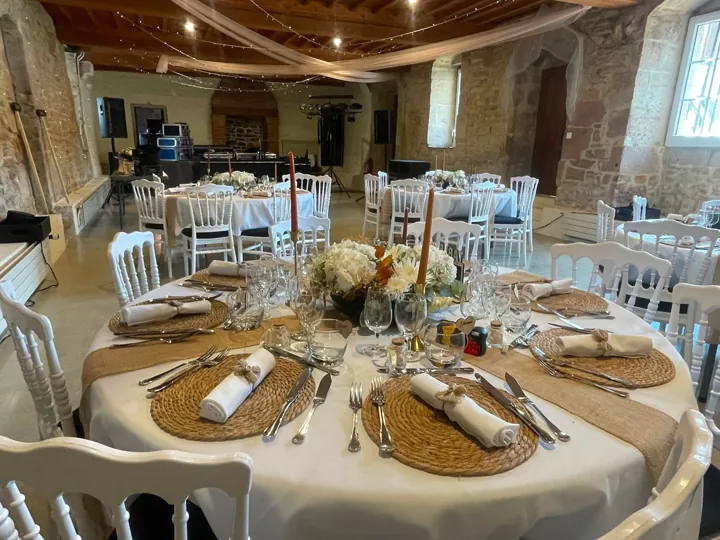 Une table, une décoration et les détails d’une réception au domaine