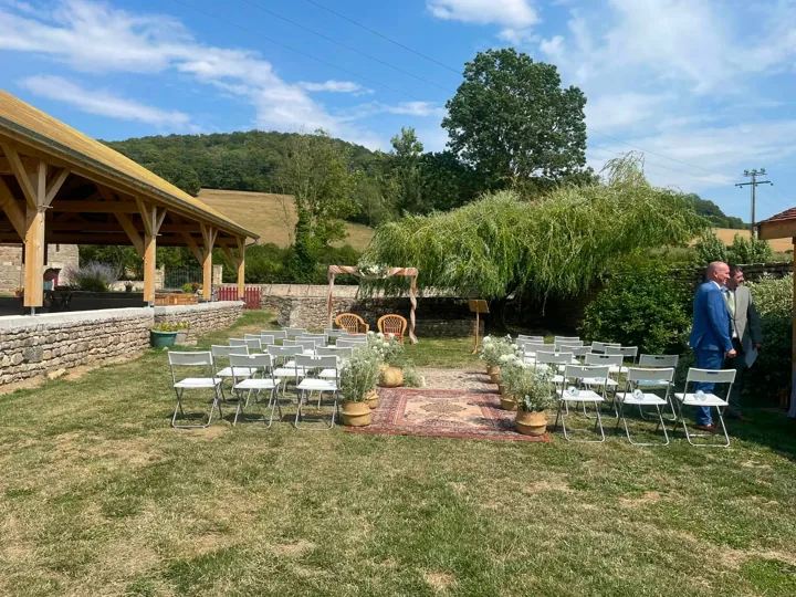 Les extérieurs du domaine préparés pour une cérémonie