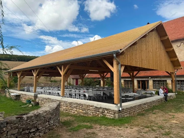 Le nouveau préau, sa charpente et ses ouvertures sur le paysage