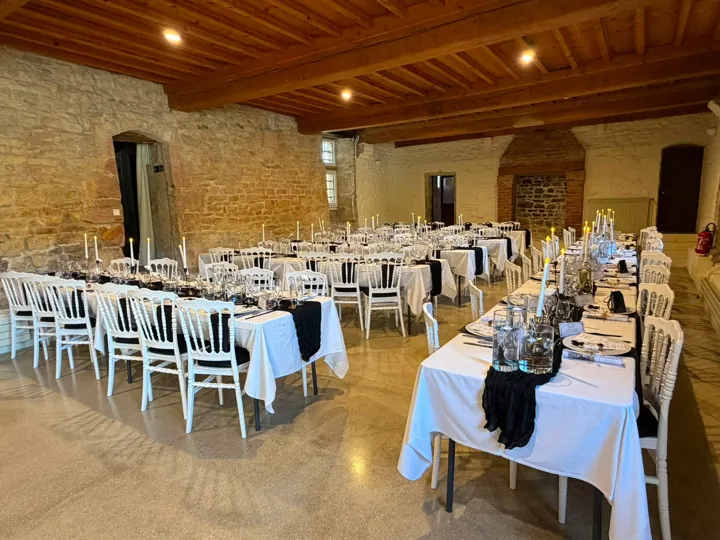 Les espaces intérieurs du domaine aménagés pour une réception