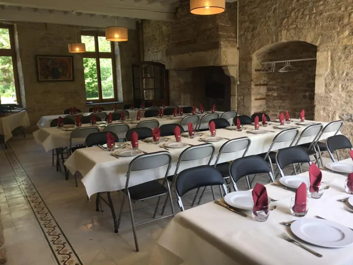 Les espaces intérieurs du domaine aménagés pour une réception