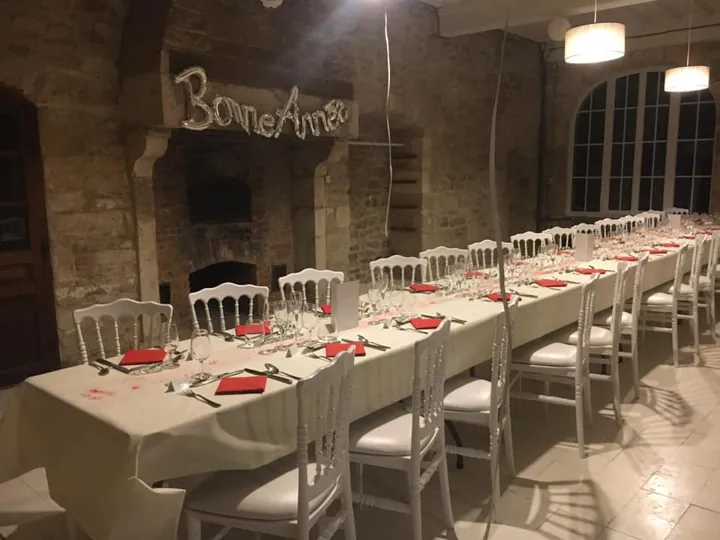 Les espaces intérieurs du domaine aménagés pour une réception