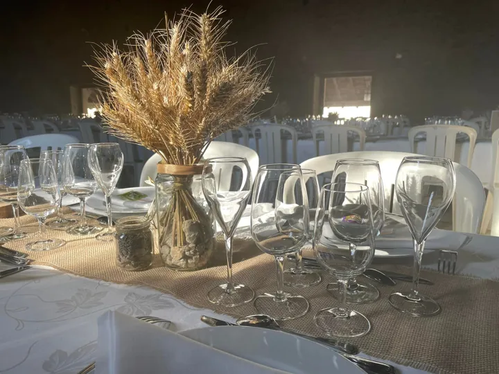 Une table, une décoration et les détails d’une réception au domaine