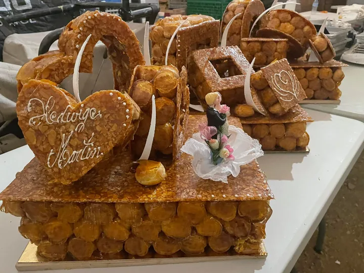 Une table, une décoration et les détails d’une réception au domaine