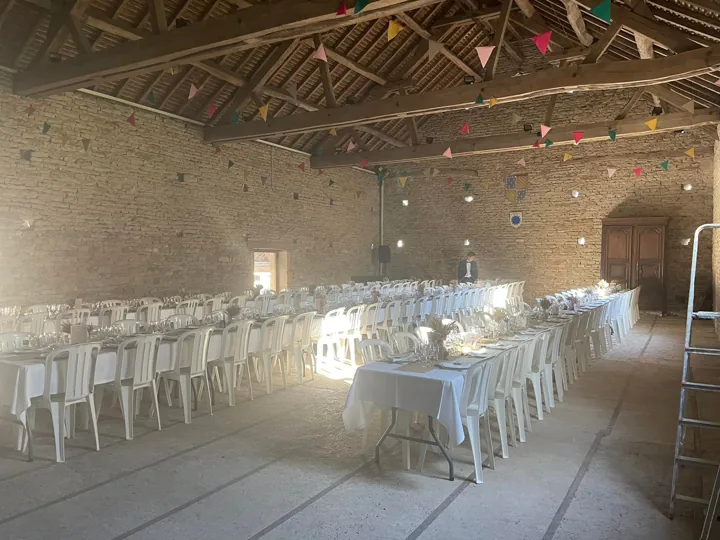 Les espaces intérieurs du domaine aménagés pour une réception
