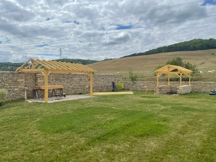 Les extérieurs du domaine préparés pour une cérémonie