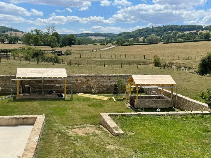 Les extérieurs du domaine préparés pour une cérémonie