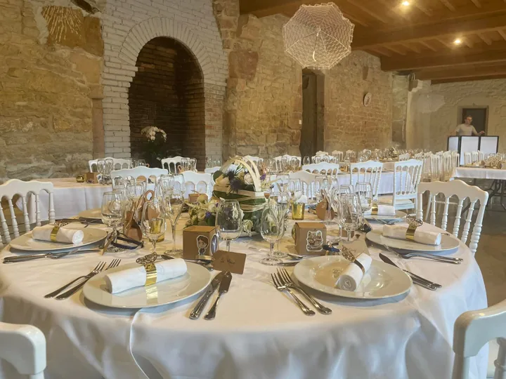 Une table, une décoration et les détails d’une réception au domaine
