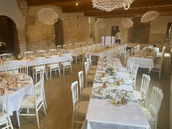 Les espaces intérieurs du domaine aménagés pour une réception