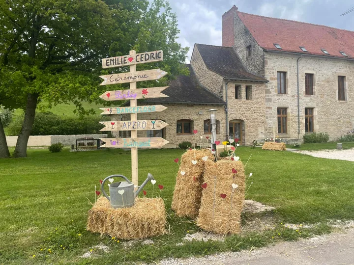 Les extérieurs du domaine préparés pour une cérémonie