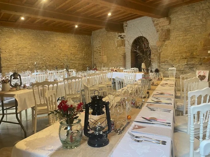 Une table, une décoration et les détails d’une réception au domaine