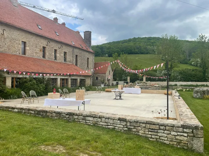 Les extérieurs du domaine préparés pour une cérémonie