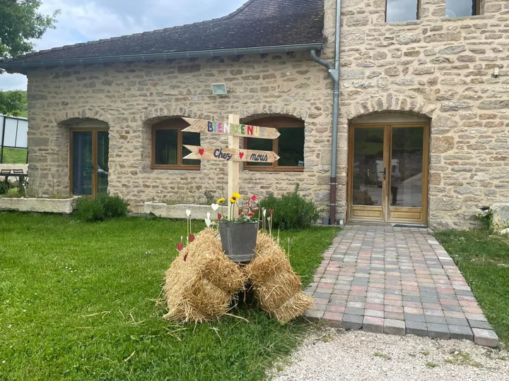Les extérieurs du domaine préparés pour une cérémonie