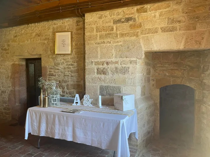 Une table, une décoration et les détails d’une réception au domaine