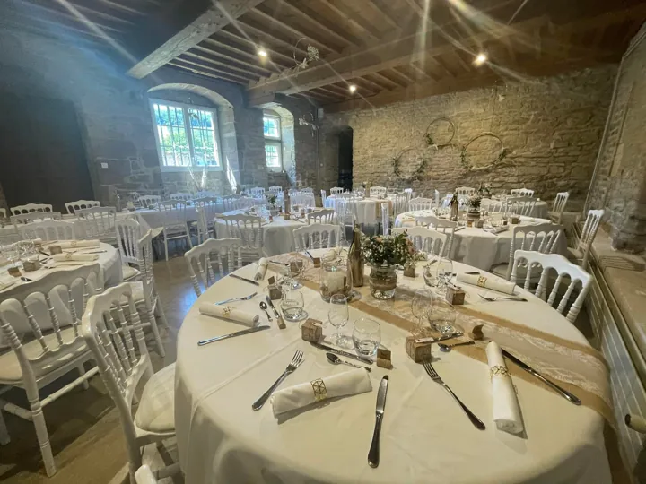 Les espaces intérieurs du domaine aménagés pour une réception