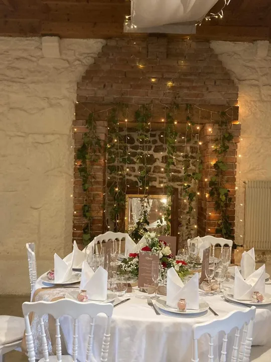 Une table, une décoration et les détails d’une réception au domaine