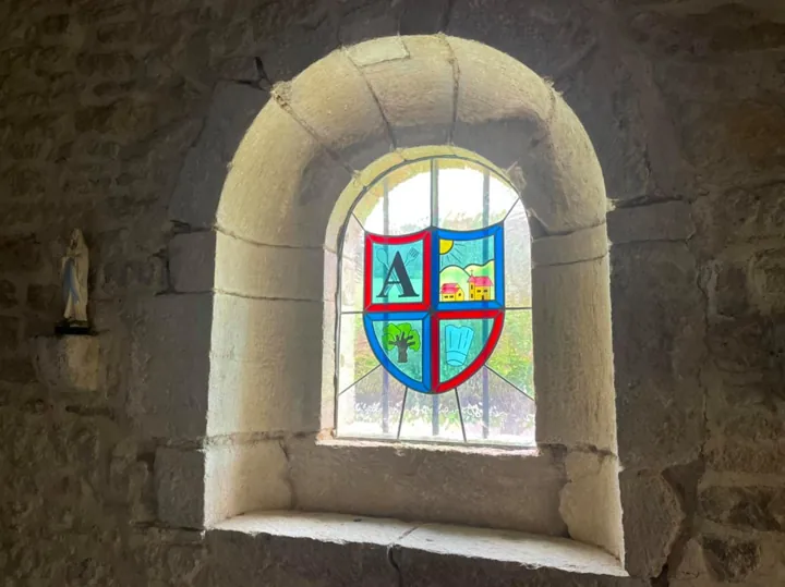 Pierres anciennes, chapelle et détails du patrimoine