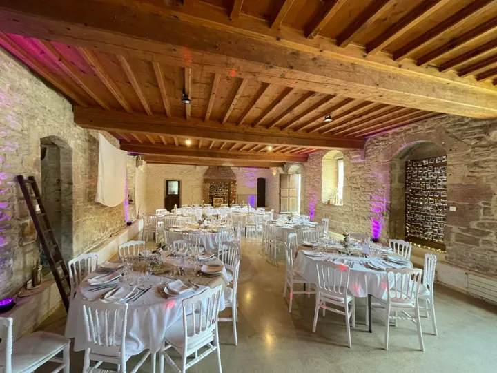 Les espaces intérieurs du domaine aménagés pour une réception