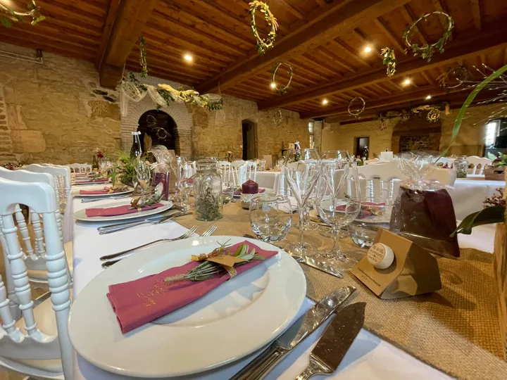 Une table, une décoration et les détails d’une réception au domaine