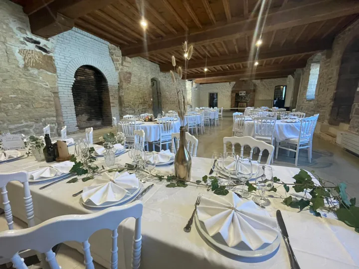 Les espaces intérieurs du domaine aménagés pour une réception